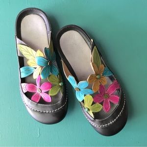 Brand New SOCOFY Multi Flower Leather Slides